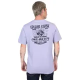 Remera violeta de manga corta con cuello redondo y logo estampado en el pecho.
