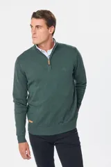 Sweater color beige de tejido de punto con cuello alto y cierre parcial con cremallera.