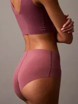 Bombacha hipster de cintura alta color rosa, sin costuras y con logo de la marca en la esquina superior.
