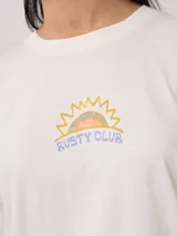 Remera color amarillo claro con estampado en el frente que incluye un sol y el texto 'Rusty Club'. Corte holgado.