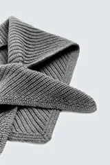 Pañoleta negra de punto tejida en hilatura de algodón.