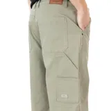 Pantalón carpintero color verde oliva, de corte amplio, con múltiples bolsillos y lazo porta herramientas.