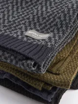 Bufanda de punto color verde militar, suave y texturizada, ideal para abrigarse.
