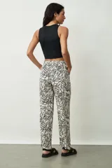 Pantalón negro de corte palazzo con bolsillos laterales.