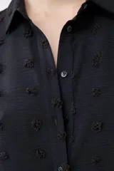 Camisa negra de manga larga con detalle de plumetti.