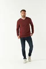 Sweater gris de algodón con cuello en V y logo bordado en el pecho.