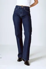 Pantalón de jean de tiro alto, corte recto y acampanado, color azul oscuro.