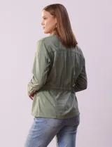 Sobrecamisa blanca de lino y rayón, marca Dash, con cuello solapa, abertura central con botones, bolsillos delanteros y cintura ajustable con jareta interna.
