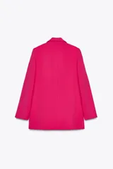 Blazer fucsia de cuello solapa y manga larga con hombreras. Detalle de tejido efecto arrugado. Bolsillos delanteros de vivo. Cierre frontal con un botón.