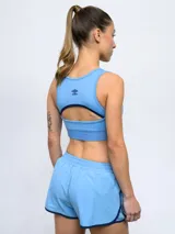 Top deportivo azul marino con el escudo del Club Nacional de Football en el pecho y la marca Umbro estampada en el contorno inferior.