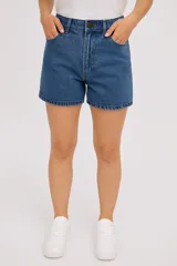 Short de jean negro, liso, de corte recto y tiro alto.