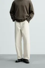 Pantalón de jean negro de corte amplio y tiro alto, con cinco bolsillos y cierre frontal con botón.