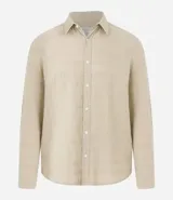 Camisa regular de lino color beige, con cuello inglés, manga larga y abotonadura frontal.
