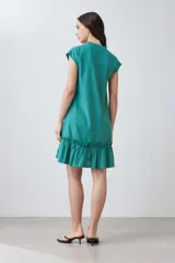 Vestido corto rojo con escote en V y volado en el ruedo.