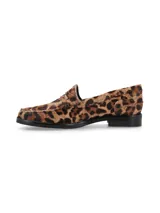Mocasín de cuero con estampado animal print, forro y plantilla de cuero, suela de TR y laqueada.
