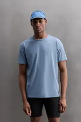 Remera deportiva color rosa claro, de tejido técnico ligero y elástico con estructura. Cuello redondo, manga corta, costuras planas y logo estampado.