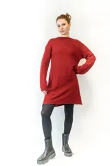 Botas negras de cuero sintético con plataforma de goma y elásticos laterales con tachas.