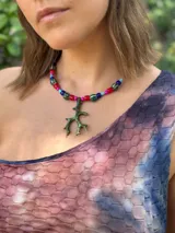 Collar corto con cuentas de colores y dije de coral de resina verde.