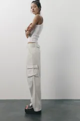 Pantalón cargo color ciruela de tiro medio con bolsillos delanteros, laterales y traseros. Incluye cinturón de la misma tela con hebilla metálica.
