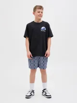 Remera negra de algodón con cuello redondo y mangas cortas. Estampado en la espalda con una ola estilo arte japonés y texto en caracteres orientales.