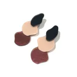 Aretes de acrílico en tonos tierra con diseño abstracto y formas orgánicas.