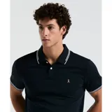 Chomba negra de piqué con cuello polo y tapeta de dos botones. Tiene corte slim fit, mangas cortas con ribete blanco y logo bordado en el pecho.