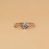 Anillo solitario de plata 925 con circonias tipo pellizco. Circonia central ovalada y dos circonias laterales redondas. Alianza fina de 1.5mm de ancho.