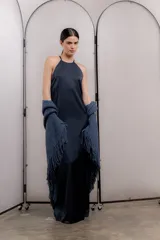 Chal de tejido de punto grueso color azul con flecos en los bordes.