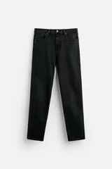Pantalón de jean azul oscuro, corte slim fit, tiro medio, cinco bolsillos, tejido elástico y efecto lavado.