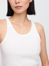 Musculosa de punto acanalado color azul marino, con cuello redondo y sisas anchas.