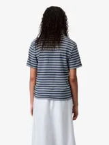 Camiseta de manga corta con cuello redondo y corte recto, confeccionada en tejido de algodón orgánico a rayas horizontales en tonos crudo y negro. Presenta logo bordado en el pecho.