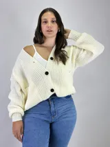 Cardigan de tejido grueso color creme, con botones frontales y corte holgado.