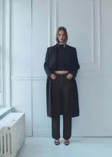 Pantalón de jean de tiro alto con estampado animal print en tonos marrones.