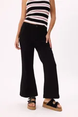 Pantalón jean negro de tiro medio con pierna ancha acampanada y corte cropped.