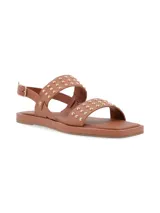 Sandalia de cuero color marrón con tachas doradas, doble tira y pulsera de ajuste con hebilla.