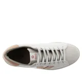 Zapatillas urbanas Victoria modelo Berlín, color blanco con logo lateral en color cuero y puntera en gamuza gris. Fabricadas en España con cuero de curtición responsable y suela de aceites vegetales.