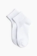 Pack de tres pares de medias deportivas blancas de corte tobillero, confeccionadas en tejido funcional DryMove™ que absorbe la humedad.