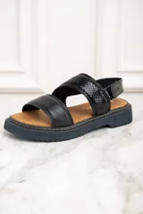 Sandalia de cuero negra con tiras anchas cruzadas y suela track.