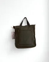 Bolso tote de cuero color verde oliva con doble asa corta y bolsillo frontal con costuras artesanales.