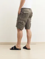 Bermuda cargo verde con seis bolsillos.