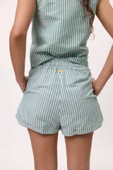 Short a rayas verticales color verde agua y blanco, con cintura elastizada y cordón ajustable.