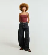 Top cropped de tirantes finos, escote cuadrado y corte ajustado, color rojo oscuro.