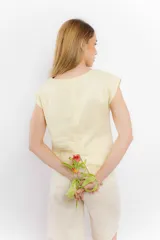 Remera color crudo de lino, sin mangas y con tajo en la espalda.