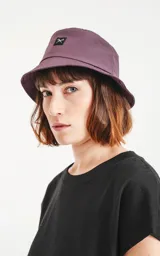 Gorro tipo piluso color morado con logo de tijeras en etiqueta negra.