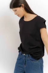 Remera blanca de lino y tencel, con mangas cortas abullonadas.