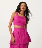 Blusa musculosa cropped color fucsia con bordado paisley, escote cuadrado y latex en la espalda.