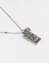 Cadena corta plateada con dije rectangular con el signo zodiacal Aries y un dije redondo pequeño.