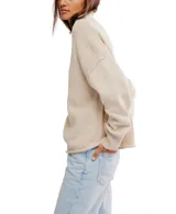 Suéter de tejido de punto grueso, color azul eléctrico, con cuello alto y calce oversized.