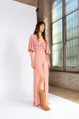 Pollera larga tipo portafolio de crepé color rosa.