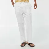Pantalón blanco de corte recto y estilo casual, con múltiples bolsillos y cierre frontal con botón y cremallera.